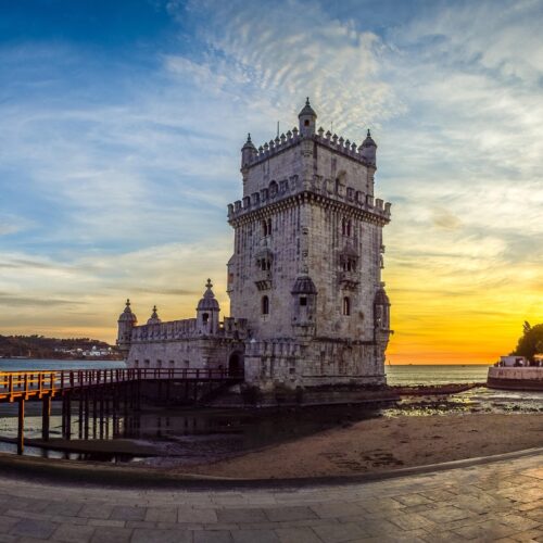 La Torre di Belém a Lisbona illuminata dai colori del tramonto. agenzia viaggi cuneo