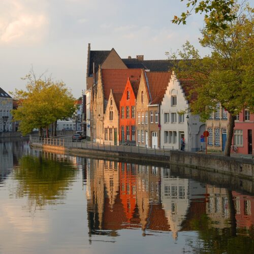 fiume e case in Belgio