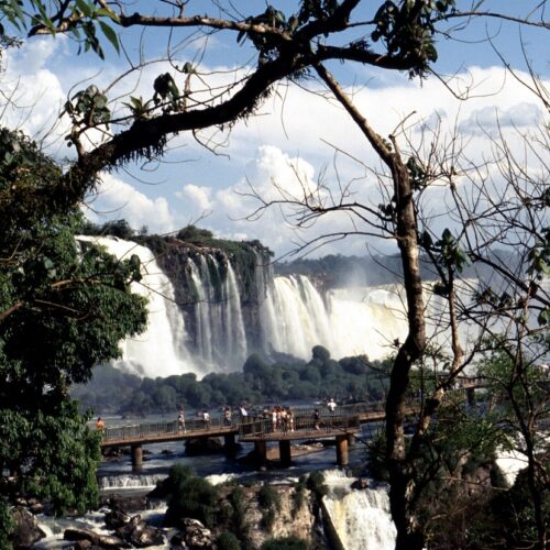Cascate dell'Iguazù con ponte vicino