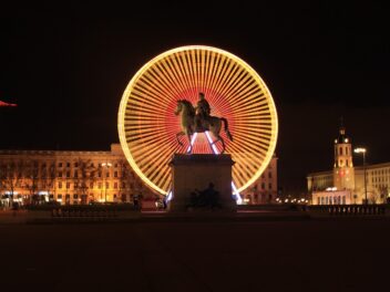 LIONE-korakane travel statua