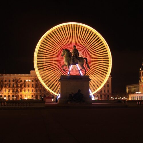 LIONE-korakane travel statua