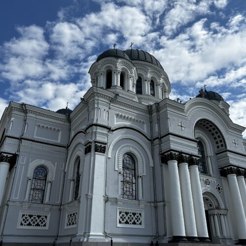 Chiesa vista dall'esterno raggiungibile per mezzo di viaggi organizzati da Cuneo