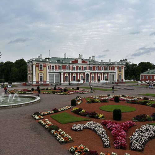 Residenza baltica con fiori e decorazioni visitabile con dei viaggi di gruppo da Torino
