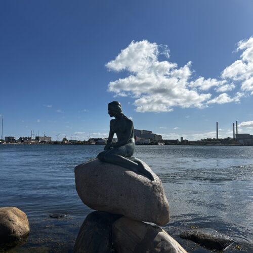 Statua della Sirenetta a Copenaghen con vista mare viaggi korakane travel