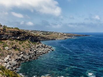 vista sulla costa con una leggera vegetazione raggiungibile tramite Korakanè Travel