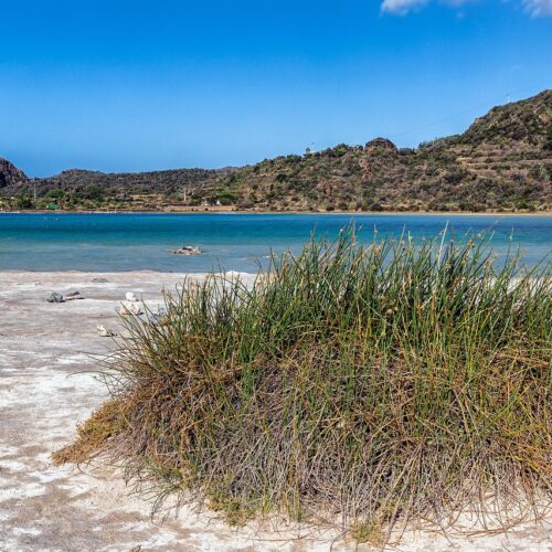 riva del mare con diverse colline raggiungibile con dei viaggi in bus da Cuneo