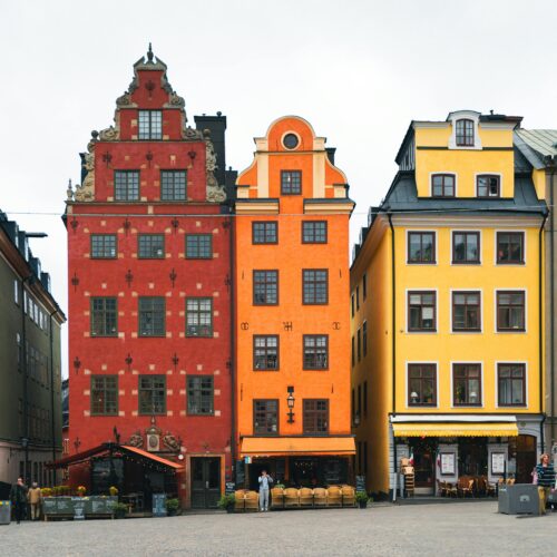 piazza con casa colorate caratteristiche della scandinavia accessibile tramite l'agenzia viaggi di Bra