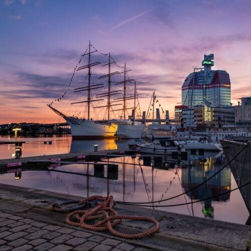 porto di una città scandinava raggiungibile con un tour operator a Torino