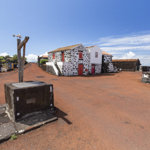 Viaggi di gruppo da Torino su scogliera rossa e panorami oceanici