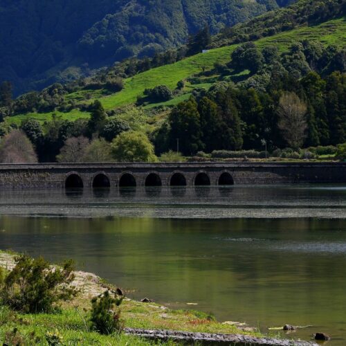Viaggi in bus da Torino verso diga e grande bacino alpino.