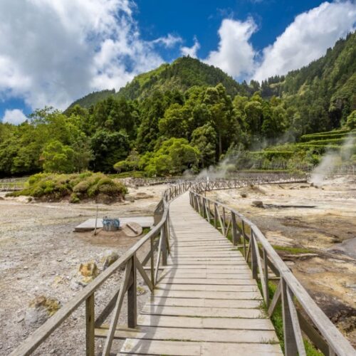 Gite organizzate Torino su passerella termale in un paesaggio naturale unico.