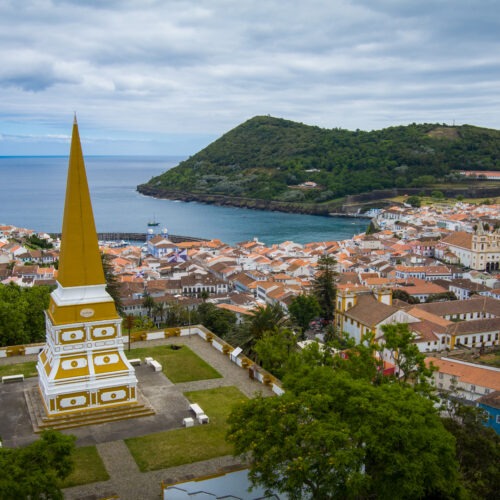 Viaggi in bus da Torino verso città costiera con belvedere e obelisco.