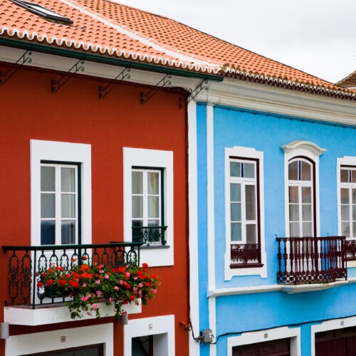 Viaggi organizzati da Torino tra case colorate sul porto atlantico, atmosfera mediterranea