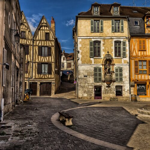 vista tra vicoli e case a graticcio per un viaggio raggiungibile in pullman organizzato da Torino