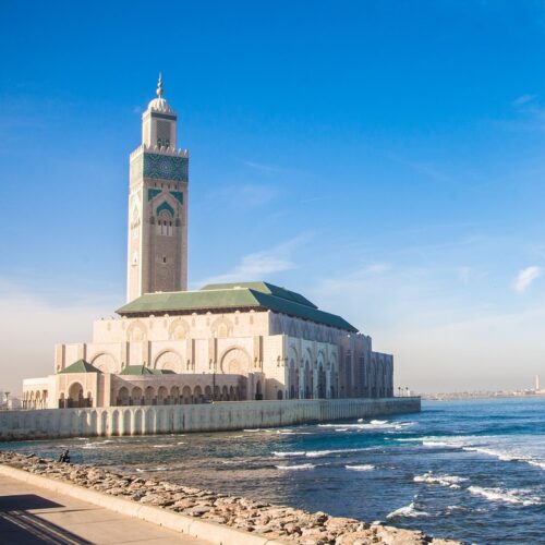 vista su luogo sacro di cultura araba sul mare facilmente raggiungibile con un tour operator a Torino