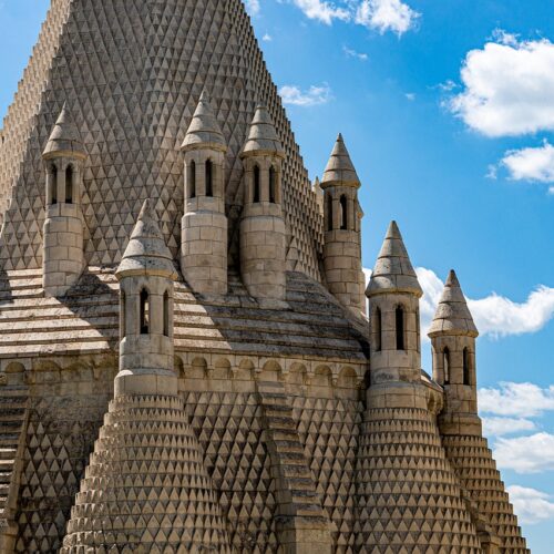 tetto scolpito di una dimora elegante per Korakane travel