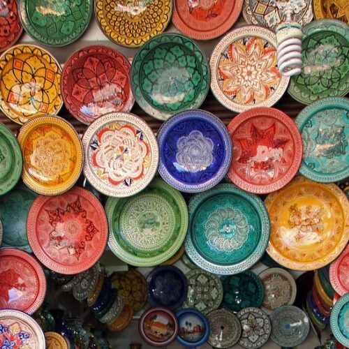 Molti piatti colorati e dipinti di cultura araba raggiungibili con le agenzie viaggio di Ivrea