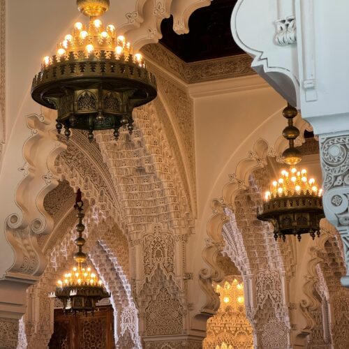 stanza con diverse arcate e decorazioni visitabile con Korakané Travel