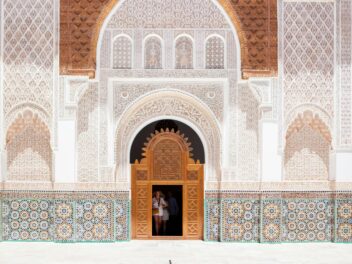 Luogo sacro arabo con dipinti visitabile con dei viaggi organizzati con partenza da Cuneo