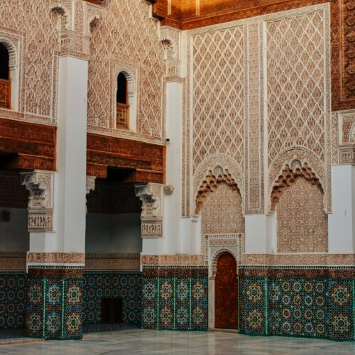 luogo sacro arabo con decorazioni e una vasca d'acqua visitabile tramite viaggi organizzati da Cuneo