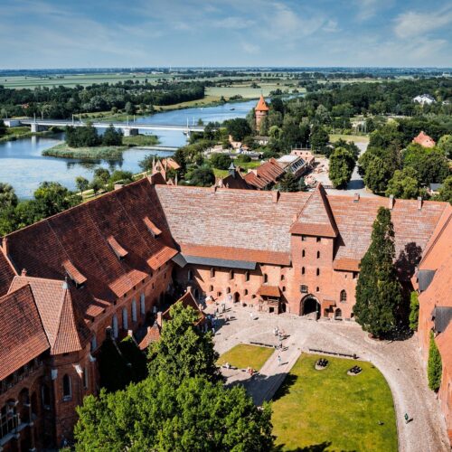 Castello di Malbork (Zamek w Malborku), situato nell'omonima città in Polonia, sulla riva destra del fiume Nogat