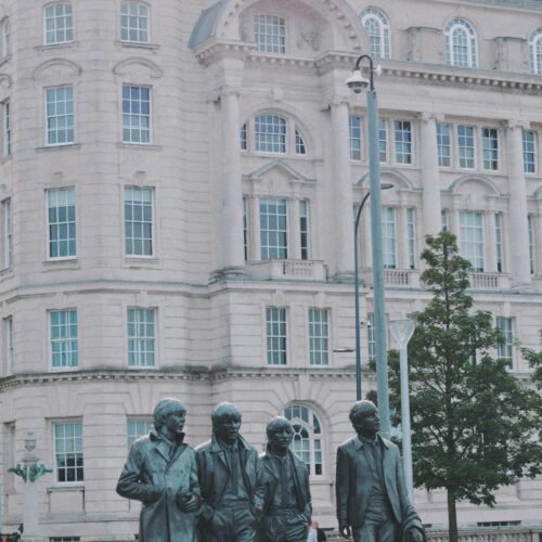 Statua dei Beatles, situata a Pier Head sul lungomare di Liverpool, in Inghilterra. agenzia viaggio torino home