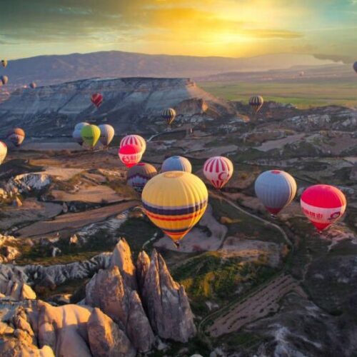 volo di mongolfiere all'alba sopra i paesaggi della Cappadocia, in Turchia. Torino e Cuneo