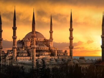 Moschea Blu (Sultan Ahmed Camii) di Istanbul, ripresa in uno spettacolare scatto al tramonto.