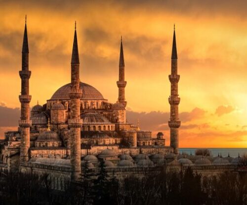 Moschea Blu (Sultan Ahmed Camii) di Istanbul, ripresa in uno spettacolare scatto al tramonto.