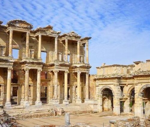 Biblioteca di Celso, il monumento più iconico dell'antica città di Efeso, situata nell'odierna Turchia. Viaggi di Gruppo