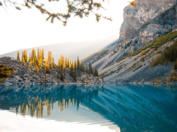 Moraine Lake, un lago glaciale situato nella Valley of the Ten Peaks all'interno del Banff National Park, in Alberta