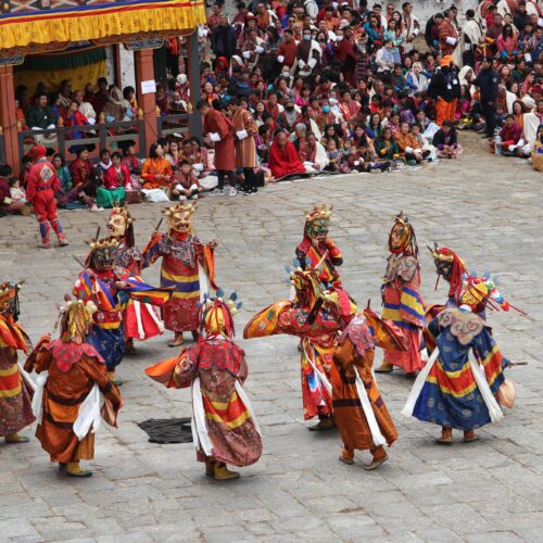 danza Cham, una forma di danza sacra in maschera eseguita durante un festival Tshechu in Bhutan. viaggi di gruppo