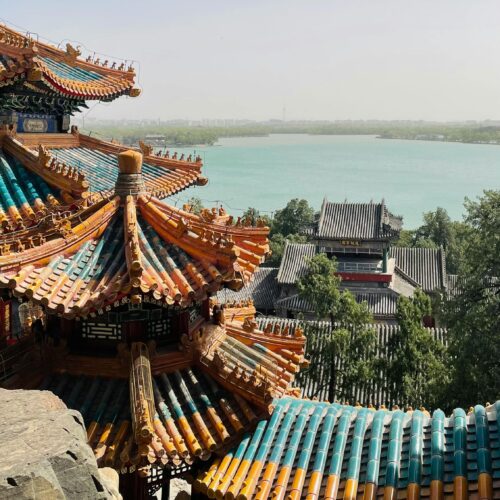 Palazzo d'Estate di Pechino, in Cina, con in primo piano la splendida Torre dell'Incenso Buddista che domina la Collina della Longevità al tramonto. viaggi organizzati da cuneo