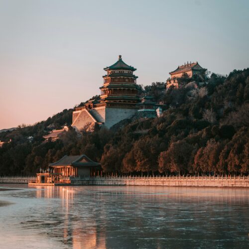 Palazzo d'Estate di Pechino, in Cina, con in primo piano la splendida Torre dell'Incenso Buddista che domina la Collina della Longevità al tramonto. viaggi organizzati da cuneo