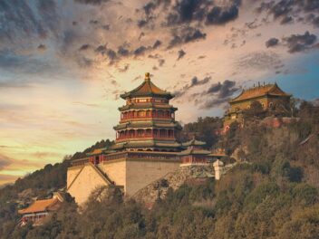 Palazzo d'Estate di Pechino, in Cina, con in primo piano la splendida Torre dell'Incenso Buddista che domina la Collina della Longevità al tramonto. viaggi organizzati da cuneo