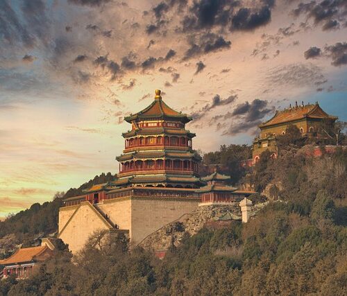Palazzo d'Estate di Pechino, in Cina, con in primo piano la splendida Torre dell'Incenso Buddista che domina la Collina della Longevità al tramonto. viaggi organizzati da cuneo