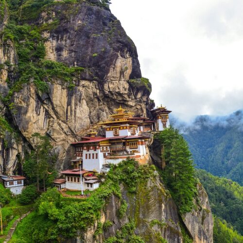 Monastero di Taktsang Palphung, meglio conosciuto come il Nido della Tigre, situato nella Valle di Paro, nel Bhutan. agenzia viaggi ivrea