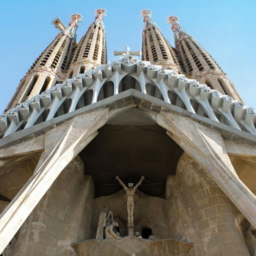 Facciata della Passione della Sagrada Família, l'opera magna di Antoni Gaudí a Barcellona. Korakané Travel
