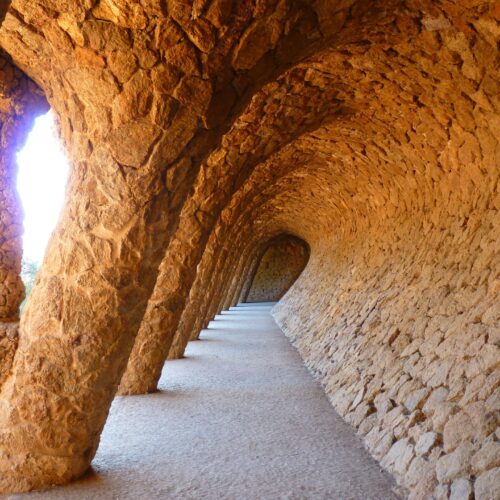 Portico della Lavandaia (Portic de la Bugadera), situato all'interno del Parco Güell a Barcellona.Viaggi di Gruppo e Organizzati