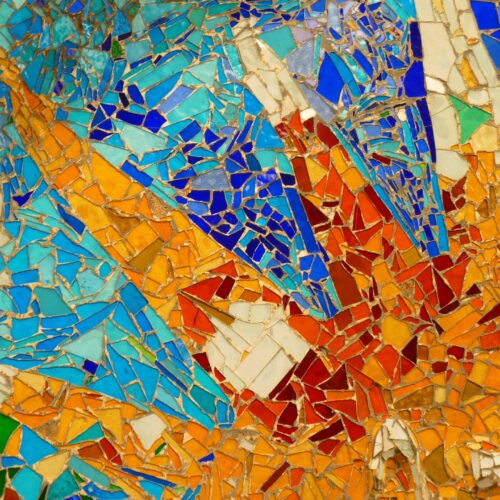 mosaico a raggiera, realizzato con la celebre tecnica del trencadís, tipica del modernismo catalano di Antoni Gaudí. Korakané Travel