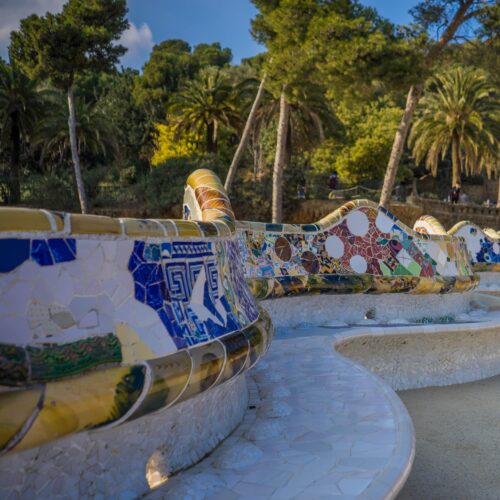 panchina ondulata (Banc de Tracadís) situata sulla Plaza de la Naturaleza all'interno del Parco Güell a Barcellona Korakané Trave