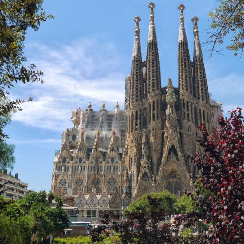 Facciata della Passione della Sagrada Família, l'opera magna di Antoni Gaudí a Barcellona. Korakané Travel
