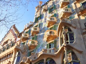 Casa Batlló, uno dei capolavori più celebri dell'architetto Antoni Gaudí, situata al civico 43 del Passeig de Gràcia a Barcellona