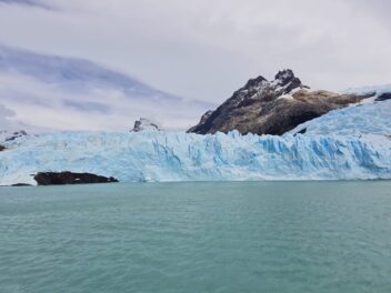 Grande ghiacciaio che si affaccia sul mare sotto un cielo nuvoloso, raggiungibile con i viaggi organizzati da Torino